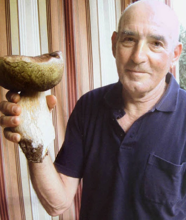 Mirco Poltronieri zeigt seinen  Riesenpilz.  | Foto: privat