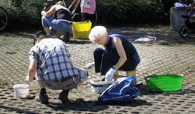 Der Parkplatz wird vom Unkraut befreit...a-Mitarbeiter sind im Arbeitseinsatz.   | Foto: privat