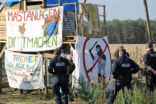 Polizisten rumen im August das Protes...n den geplanten Schlachthof in Wietze.  | Foto: ddp