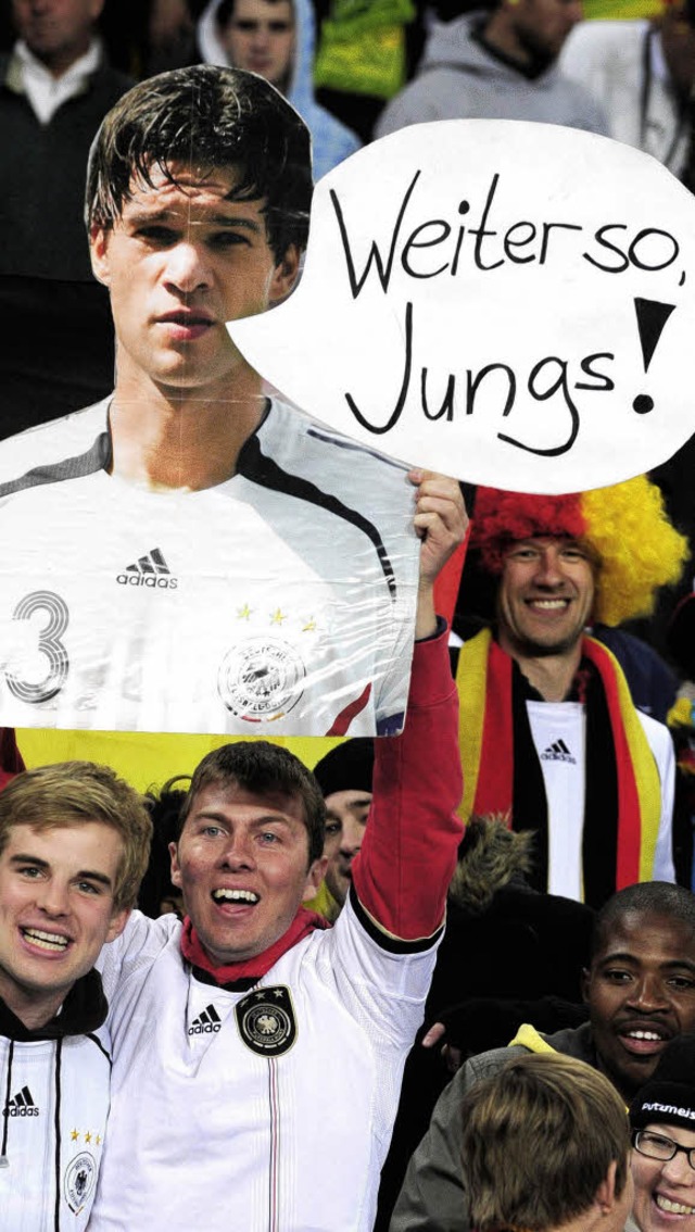 Ihr Plakat knnen die deutschen Fans n...lten: Ballack muss weiter zuschauen.    | Foto: dpa