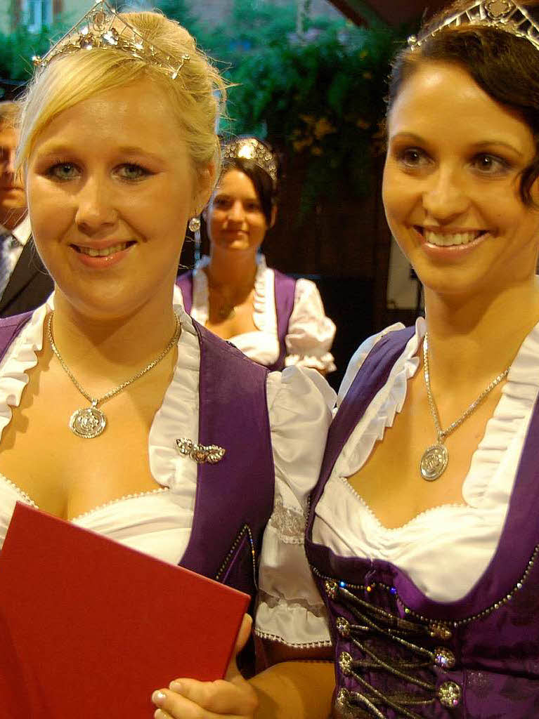 Die Badische Weinprinzessin Rebecca Gut verabschiedete  Sarah Kappeler (links), Weinprinzessin fr Kaiserstuhl und Tuniberg