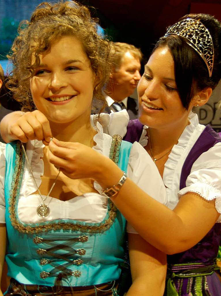 Weinknigin Marion Meyer krnt  Natalie Henninger (links), die neue Weinprinzessin fr Kaiserstuhl und Tuniberg