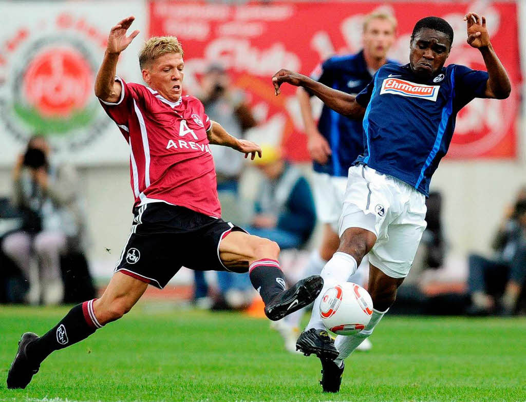 Mike Frantz (l.) und Freiburgs Cedric Makiadi im Zweikampf.