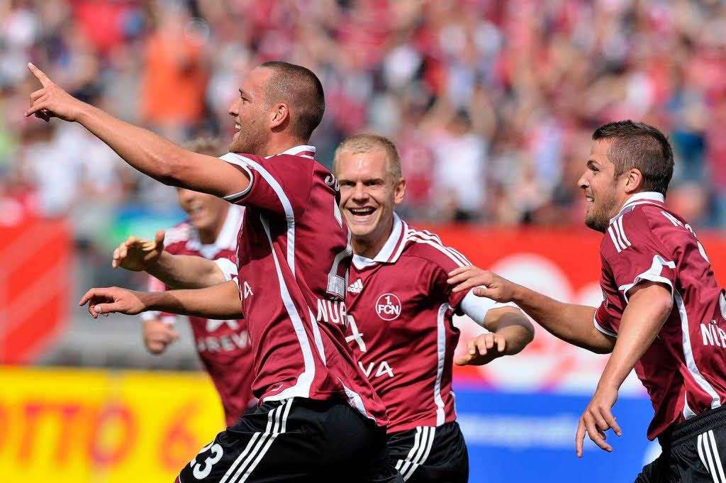 Der Nrnberger Julian Schieber (l) jubelt nach seinem Treffer zum 1:0 mit