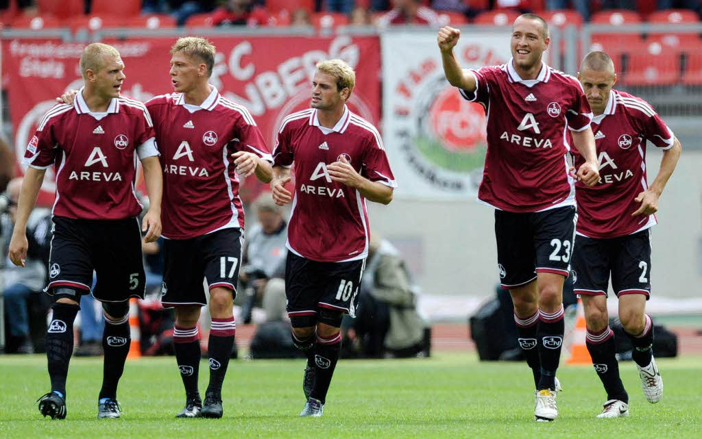 Der Nrnberger Julian Schieber (l) jubelt nach seinem Treffer zum 1:0 mit