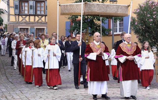 Prozession durch die Innenstadt mit  D...urschenich trgt das Allerheiligste.    | Foto: Ulrike Hiller