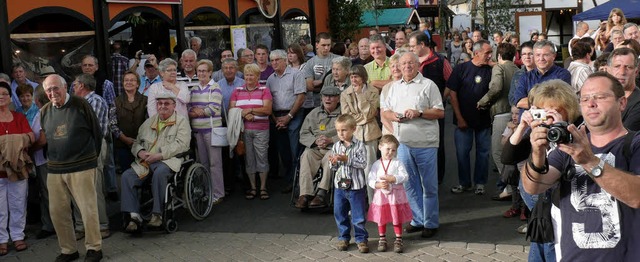 Schon die Erffnung des Gassenfestes wollten viele Gste miterleben.   | Foto: Adelbert Mutz