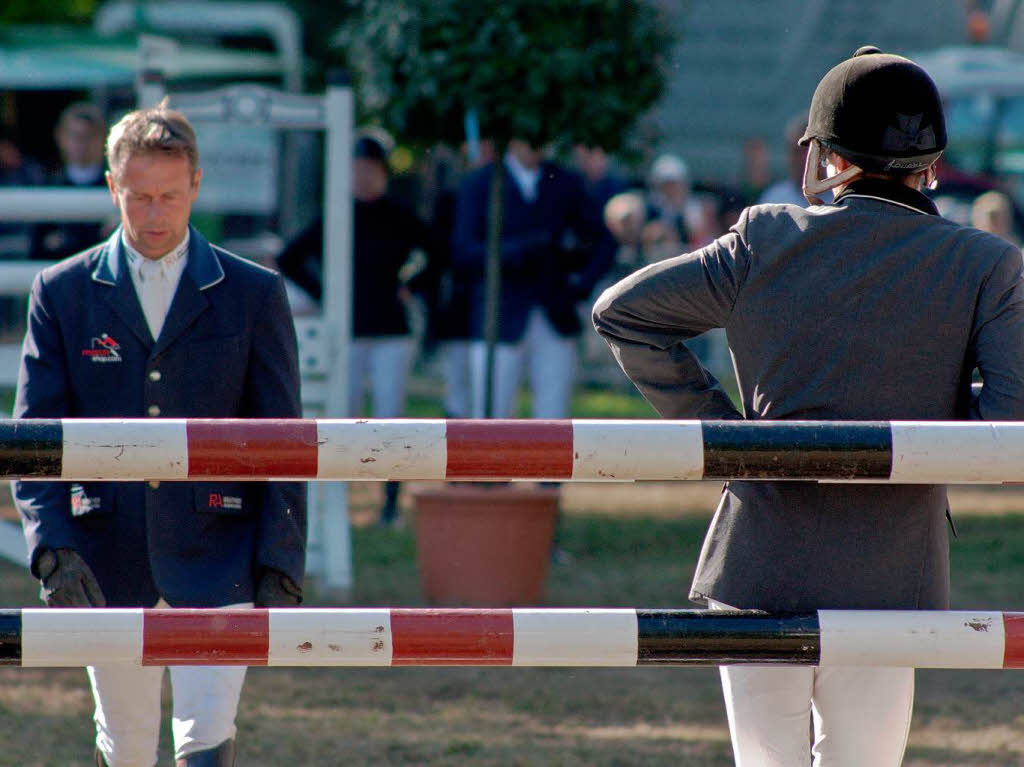 Auch Reiter sind mal zu Fuß unterwegs: beim Abschreiten des Parcours vor der Springprüfung Auch Reiter sind mal zu Fuß unterwegs: beim Abschreiten des Parcours vor der Springprüfung