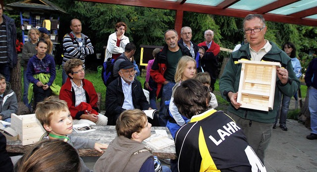 Bernd Ihle (rechts)  fhrt in die Lebenswelt der Fledermuse  ein.   | Foto: Heidi Fssel