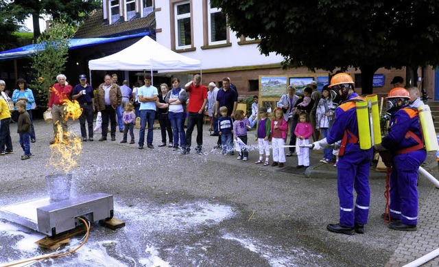 Die gar nicht mal so kleine Test-Gasfl...hten die Jungfeuerwehrler mit Schaum.   | Foto: Wolfgang Knstle