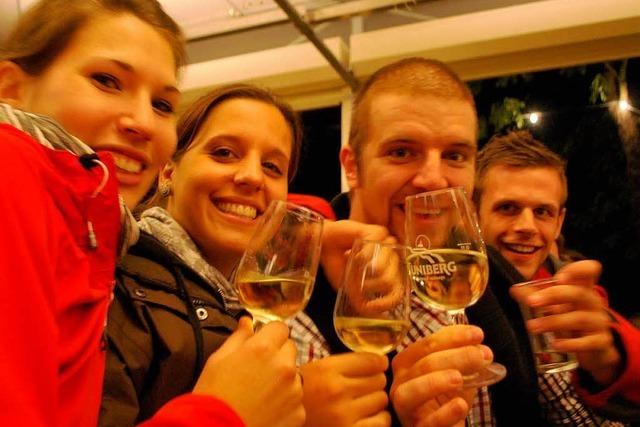 Weinfreunde feiern trotz Regens bei Badens grtem Weinfest