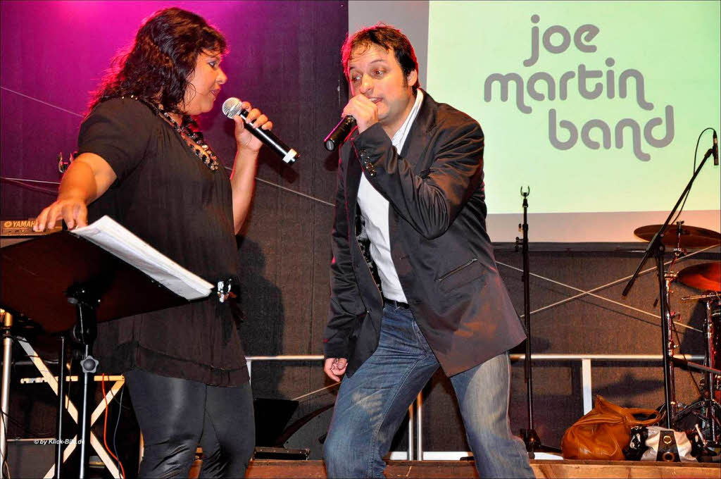 Snger Camen zusammen mit der Joe-Martin-Band