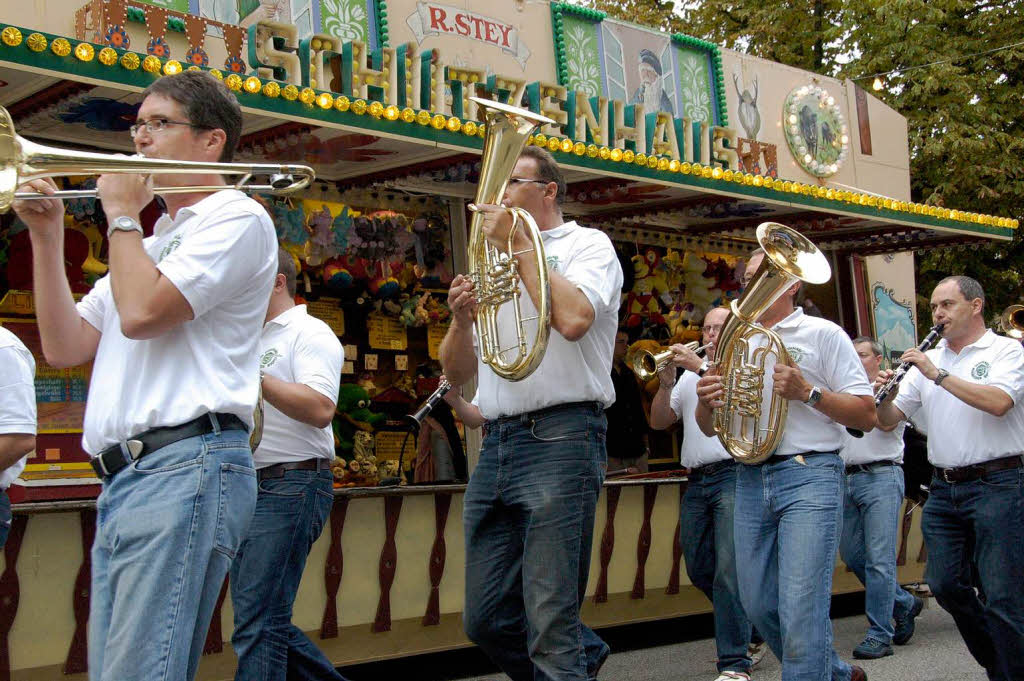 Die Latscharis erffneten das Trottoirfest musikalisch