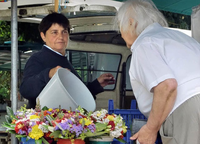 Ilse Vgtlin kommt seit 25 Jahren aus Binzen auf den Rheinfelder Wochenmarkt.   | Foto: Horatio Gollin