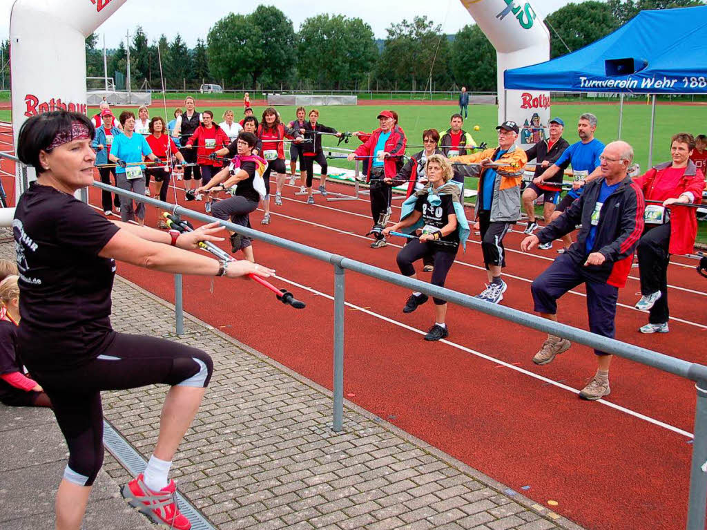 Vor dem Nordic-Walking-Lauf wrmten sich die Teilnehmer unter Anleitung von Carmen Macke auf.