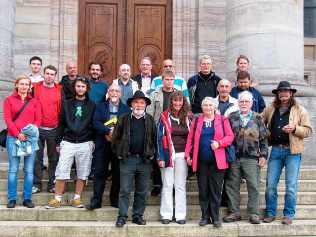 Die Teilnehmer am Symposium beim tradi... Gruppenfoto auf den Stufen des Doms.   | Foto: Susanne Filz