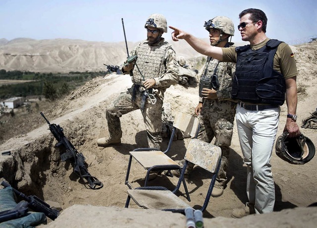 Verteidigungsminister zu Guttenberg be...posten der Bundeswehr in Afghanistan.   | Foto: DDP