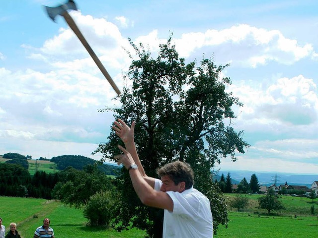 Brgermeister Thomas Fechtig erprobte sich im Axt-Weitwurf.  | Foto: Luisa Denz