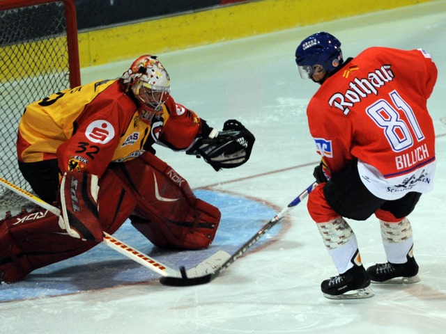 Der Freiburger Christian Billich (rech...ll mit Kaufbeurens Goalie Stefan Vajs. 