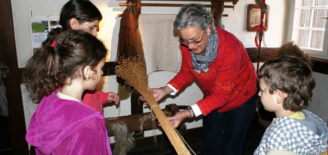 In der tlinger Dorfstube erfuhren die Kinder, wie Leinen entsteht.   | Foto: werner