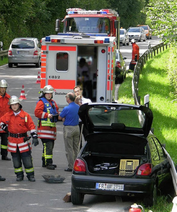 Nach der Autobahnbrcke kam das sich  ...urde zur Bergung halbseitig gesperrt.   | Foto: feuerwehr