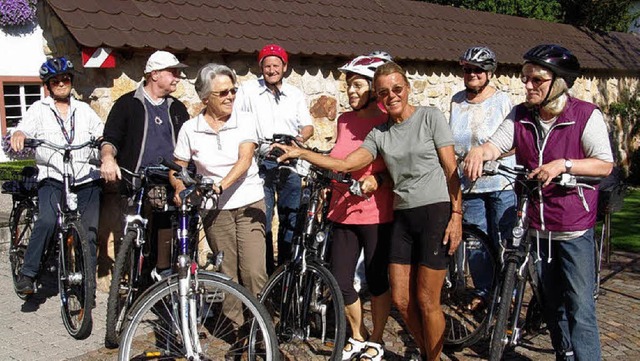 Zwei Herren und sieben Damen brechen auf zu einer Radeltour  | Foto: Karin Wortelkamp