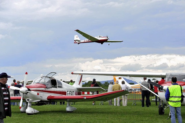 Zum Flugplatzfest kamen auch viele Besucher geflogen.   | Foto: Volker Mnch