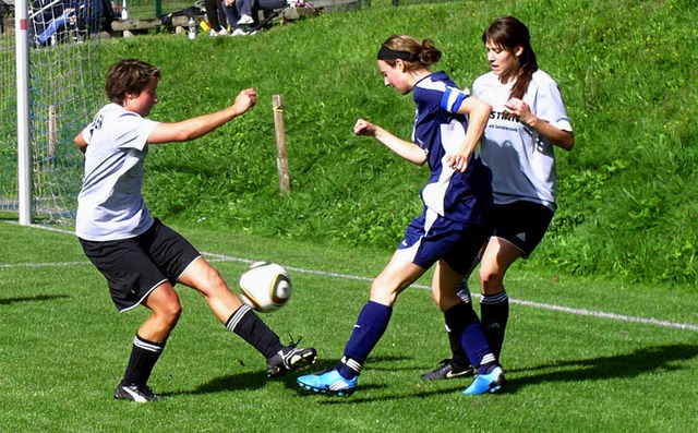 Voll zur Sache ging es beim Damen-Fub...nstertal beim Sommerfest des Vereins.   | Foto: Eberhard Gro