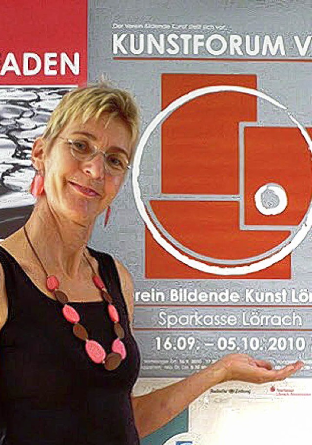 Marga Golz mit dem Ausstellungsplakat   | Foto: BZ