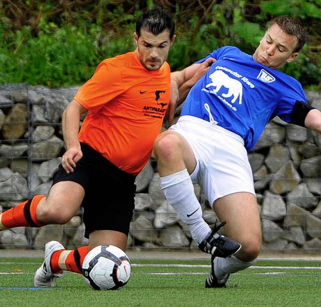 Kapitn Stefan Frey (re.), hier im Due...im Derby fr den TuS Lrrach-Stetten.   | Foto: Keller