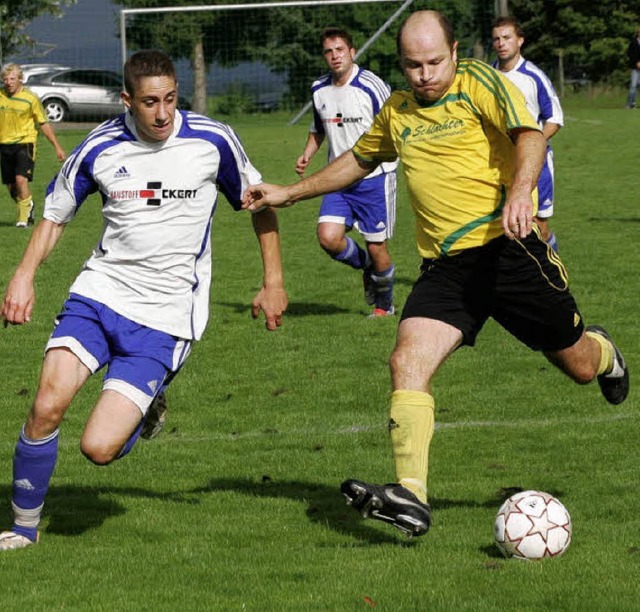 Lukas Jehle vom SV Albbruck (li.) vers...vom SV Buch am Torschuss zu hindern.    | Foto: Michael Neubert