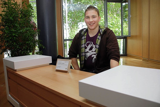 Fr sein Gesellenstck, ein Sideboard ...elt Steffen Vossler den Innungspreis.   | Foto: Ges