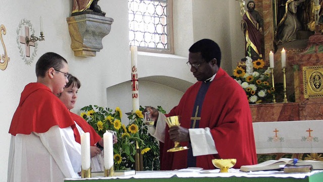 Den Festgottesdienst zum Patronatsfest...Mnchingens mit Pfarrer Linus Ibekwe.   | Foto: Bruno Morath