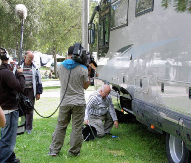 Während Testcamper Hans Paul Schermer ...Zelte und Wohnwagen normaler Camper. | Foto: Horst Böss Während Testcamper Hans Paul Schermer ...Zelte und Wohnwagen normaler Camper. | Foto: Horst Böss
