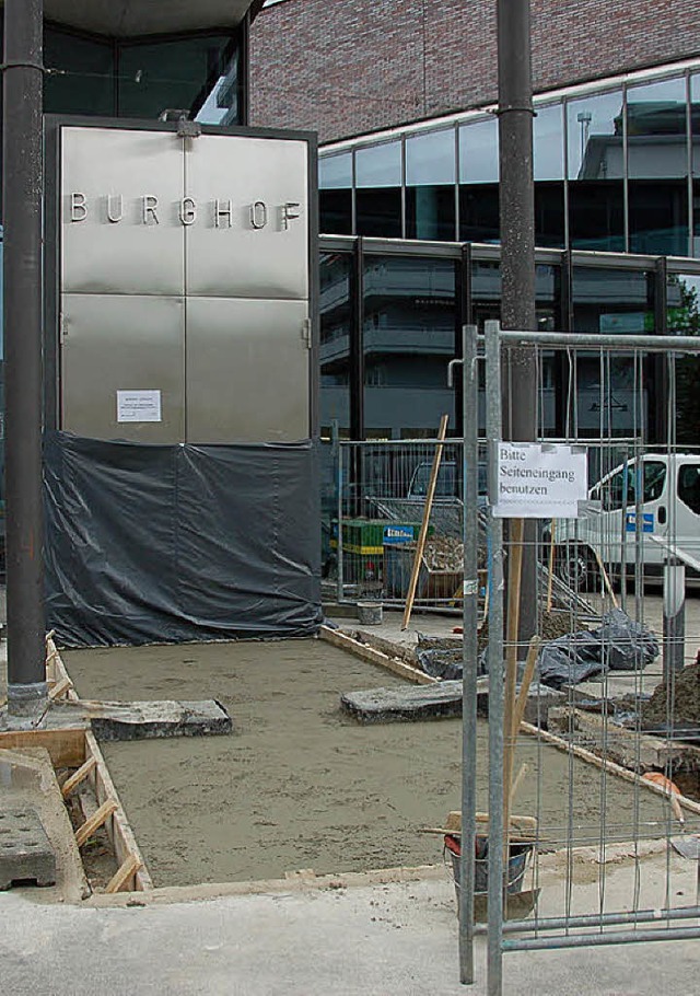 Bauarbeiten vor dem Eingang:  Unterdes...Fundament fr die neue Rampe gesetzt.   | Foto: N. Trenz