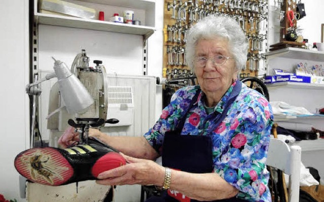 Anna Pfeuffer wird heute 90 und arbeitet noch gerne mit.   | Foto: Hartenstein