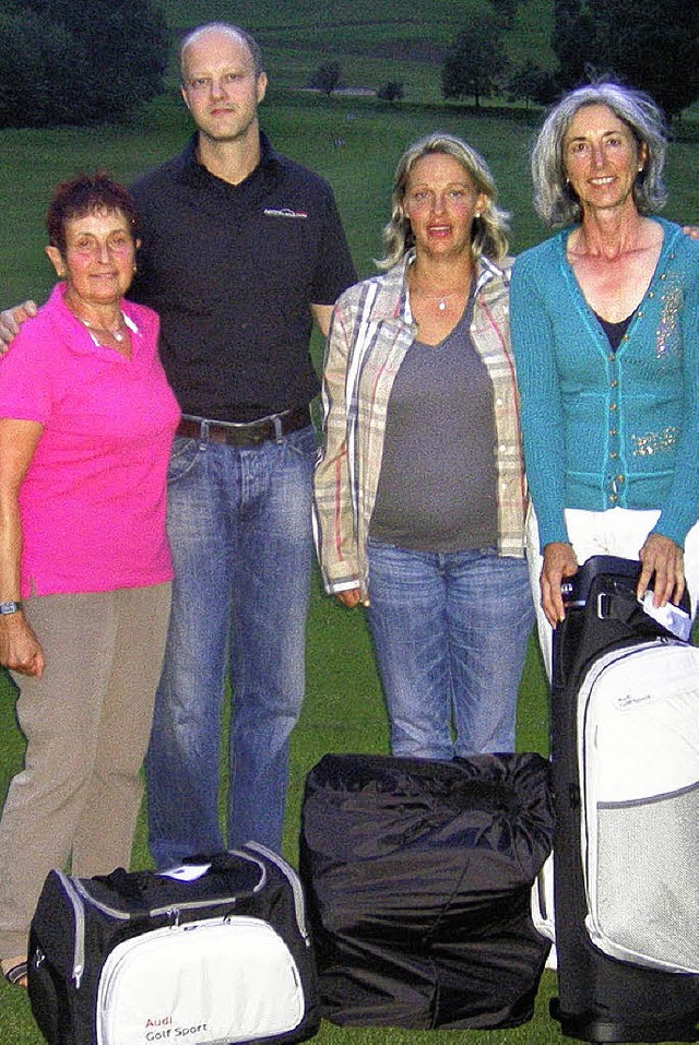 Selma Schnepf, Boris Teichmann, Sonja ...heidung im Ladies-Cup der Golferinnen.  | Foto: Privat