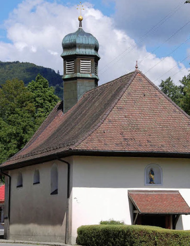 Die Kapelle in Schnenbuchen, ein gesc...uhe am Rande der viel befahrenen B317.  | Foto: Hermann Jacob