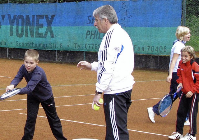 Tennisspielen lernen knnen Kinder in ...el, hier gibt Kurt Meier Anleitungen.   | Foto: Kristin Fritz