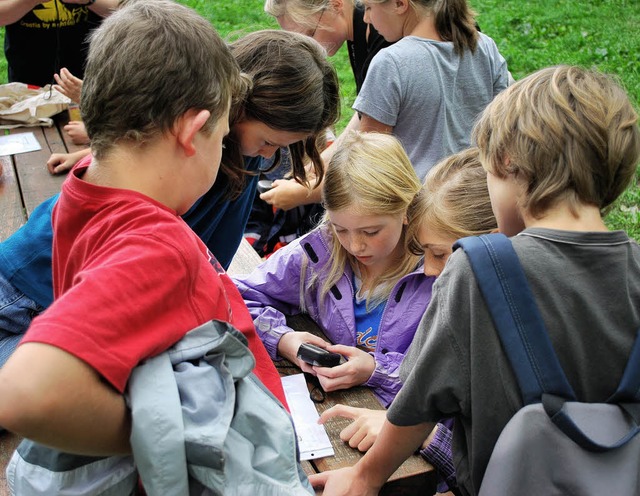 Was sagt das GPS-Gert? Die Btztinger... kamen beim Geocaching rasch zurecht.   | Foto: axel drber