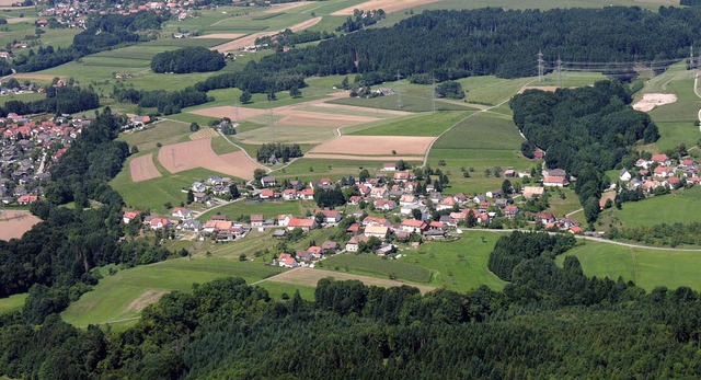 Mit der Neuordnung von Feld und Wald i...bstbaumpflanzaktion folgen.             | Foto:  RICHARD KAISER