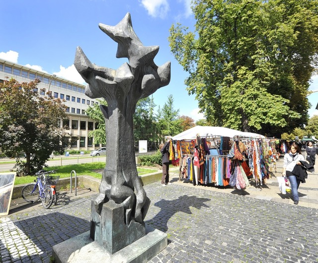 Randerscheinung: Das Mahnmal fr die O...chattendasein vor der Volkshochschule.  | Foto: Michael Bamberger