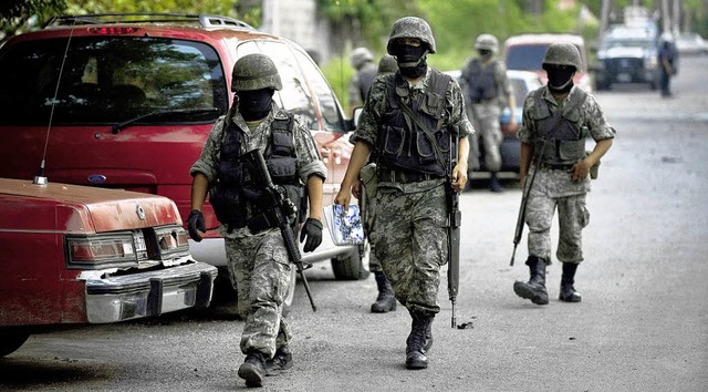 Das Militr patrouilliert in Ciudad Vi... schon 28000 Menschen gettet worden.   | Foto: AFP