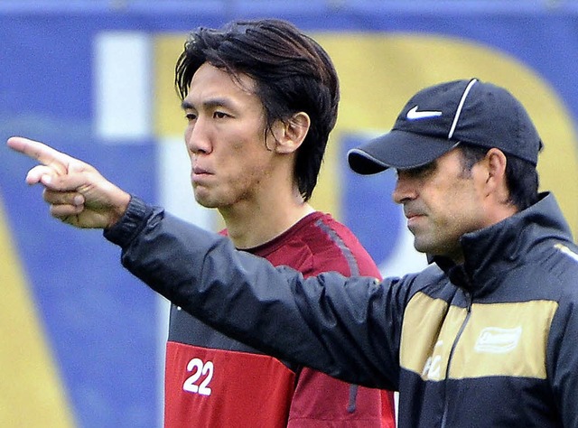 Da geht&#8217;s lang: SC-Coach  Robin ...euzugang Kisho Yano die Richtung vor.   | Foto: Keller