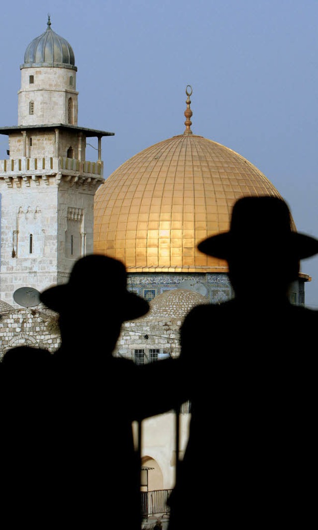 Zwei orthodoxe jdische Mnner vor dem...gen Heiligtum der Muslime in Jerusalem  | Foto: AFP
