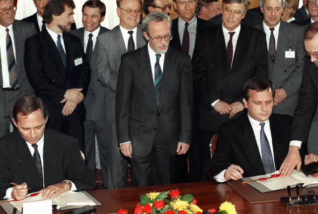 Heute sind es 20 Jahre her, dass der d...liche Regierungsvertreter schauen zu.   | Foto: dpa