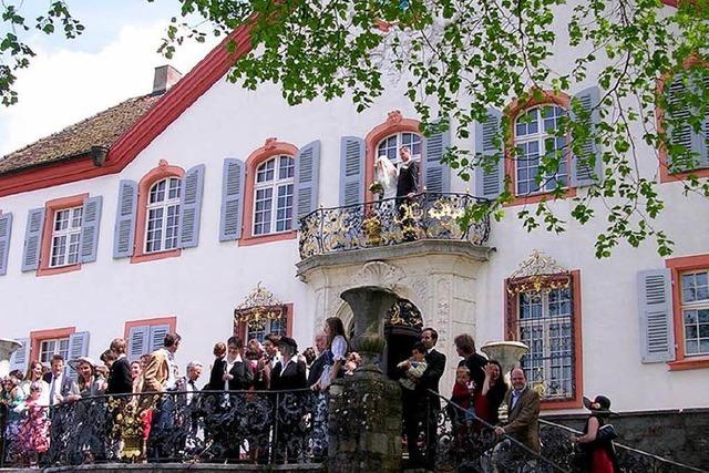 Hochzeitsfotos vor dem Schloss Bürgeln nur gegen Bares