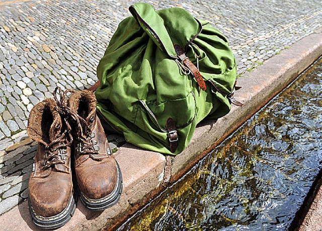 Gutes Schuhwerk, ein Rucksack &#8211; und schon geht&#8217;s los.  | Foto: dpa