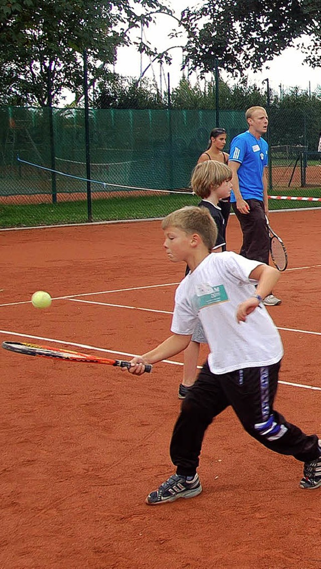 Erste Versuche mit dem kleinen, gelben Ball   | Foto: heidi hoffmann