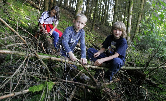 Zwischendurch wird ein Waldsofa gebaut.   | Foto: heidi fssel